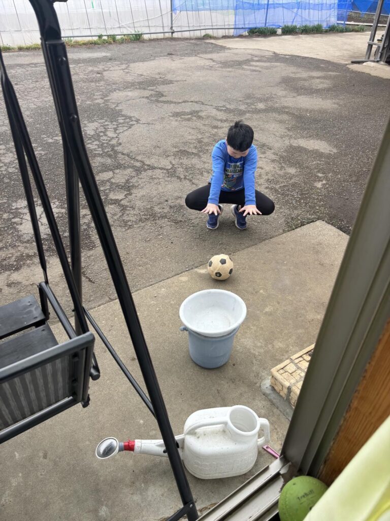 念力でボールを動かそうとする様子②（＠yukaaa.o31さんより提供）