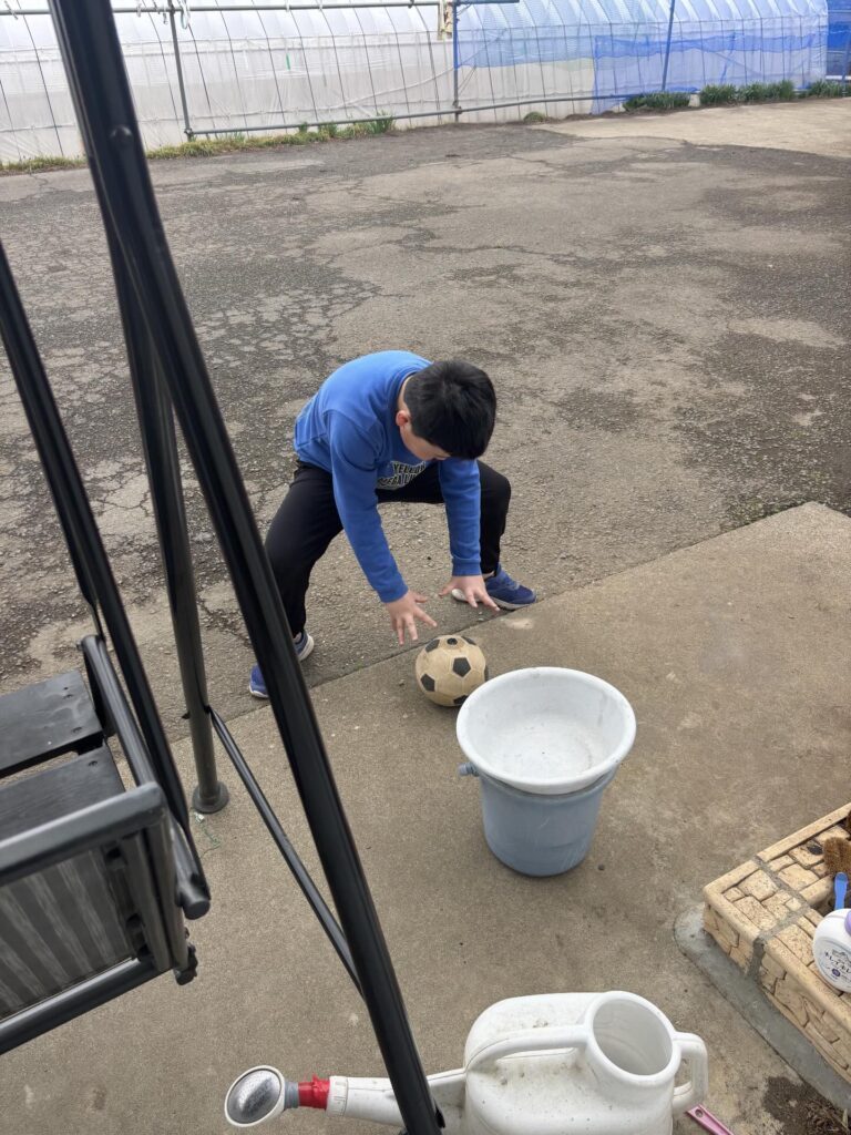 念力でボールを動かそうとする様子①（＠yukaaa.o31さんより提供）