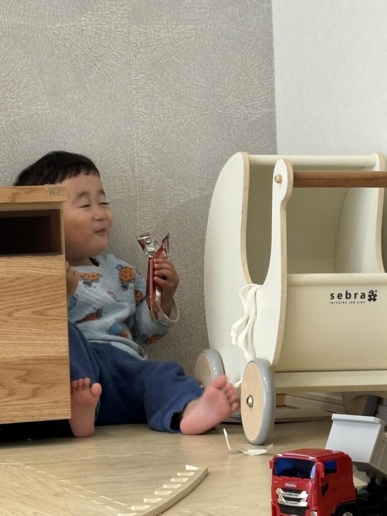 隠れてお菓子を食べる息子さん②（＠__t_miki.0108さんより提供）