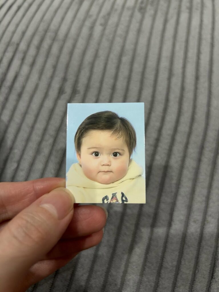 息子さんのパスポート写真（＠arumgram73さんより提供）