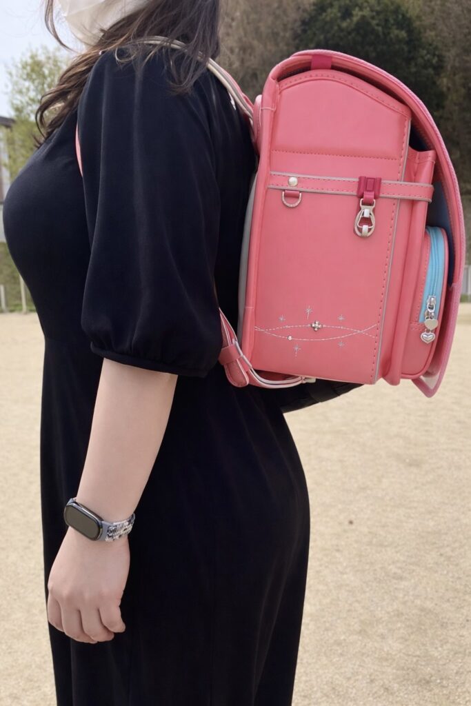 娘さんのランドセルを背負ったママさん①（＠romi163chanさんより提供）