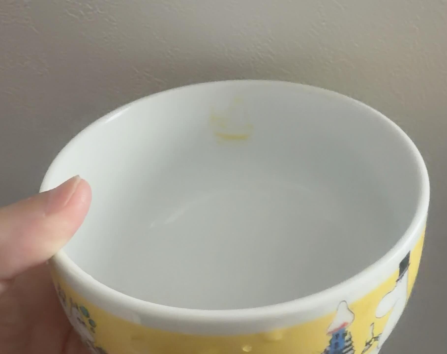 「全然汚れ落ちないじゃん」食器を洗い続けていた女性。ふと、汚れをよく見ると…「今日いち笑いました」「消しちゃダメ」「これは見づらい」