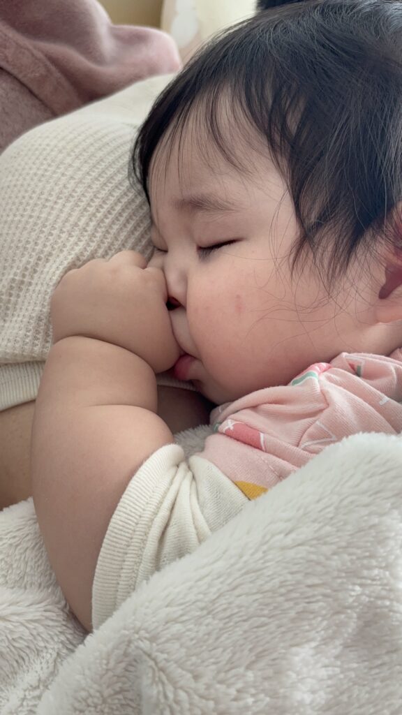 すやすや眠る息子さん（＠mochi____0208さんより提供）