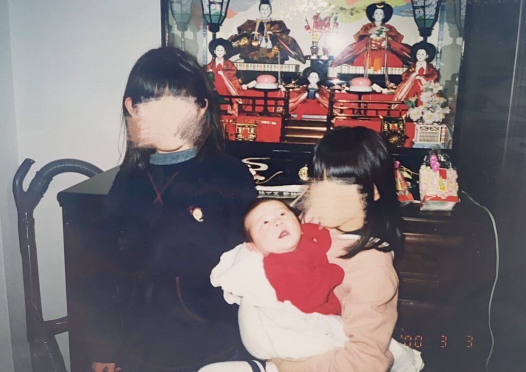 お姉さんたちとの写真②（＠omu_is_raisuより提供）