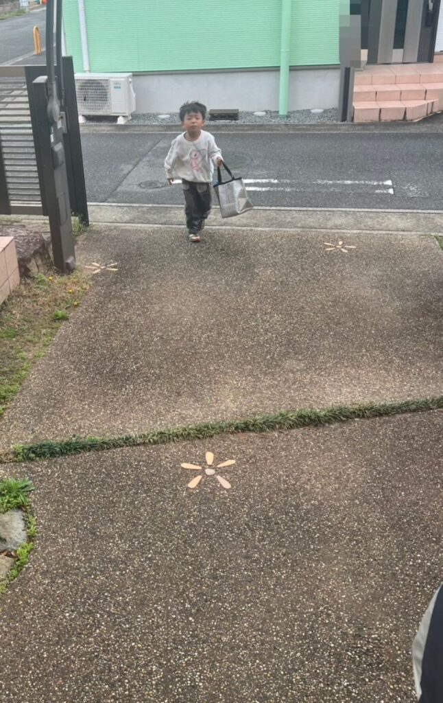 買い物から帰宅する息子さん（＠aroma_kirikiriさんより提供）