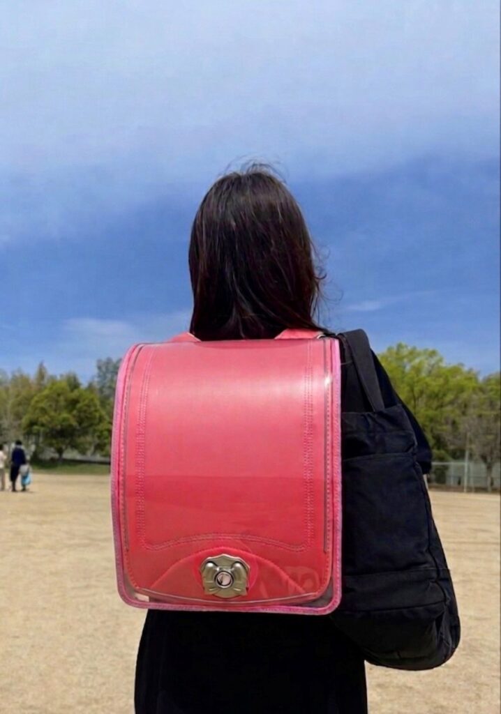 娘さんのランドセルを背負ったママさん②（＠romi163chanさんより提供）