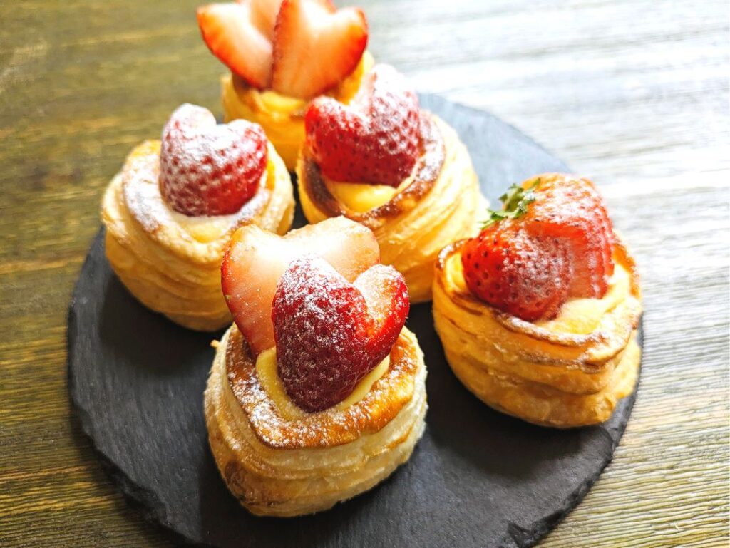 息子さんが作ったイチゴのパイ：完成（@miwaharapekoさんより提供）