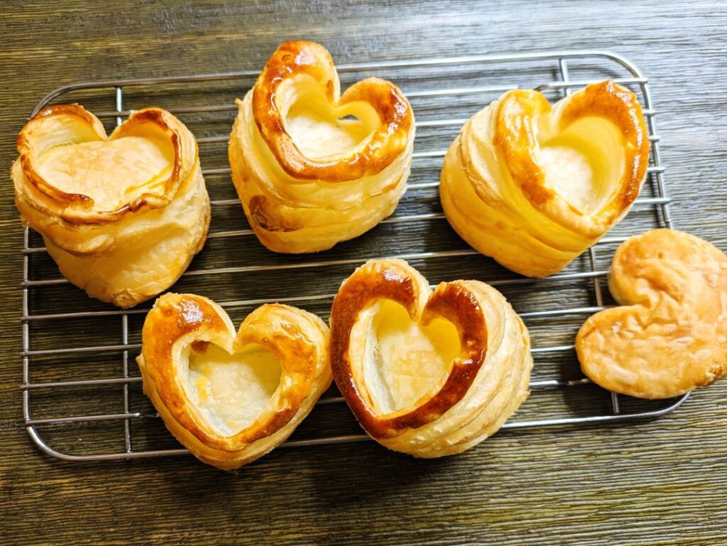 息子さんが作ったイチゴのパイ：生地焼き上がり（@miwaharapekoさんより提供）