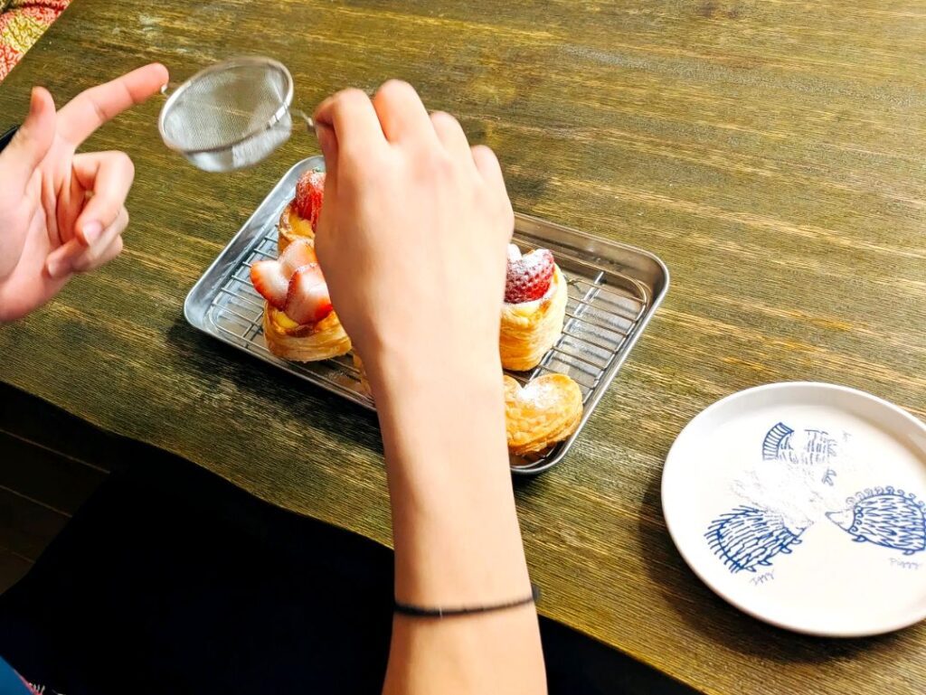 息子さんが作ったイチゴのパイ：仕上げ（@miwaharapekoさんより提供）