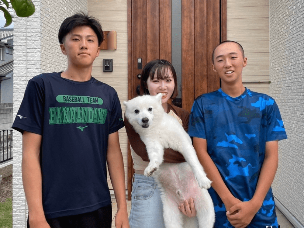 姉弟と愛犬の写真（＠milk14____さんより提供）