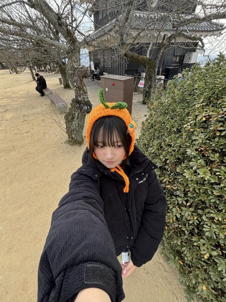 みかんイヤーマフをつけた様子①（@naoche_0さんより提供）