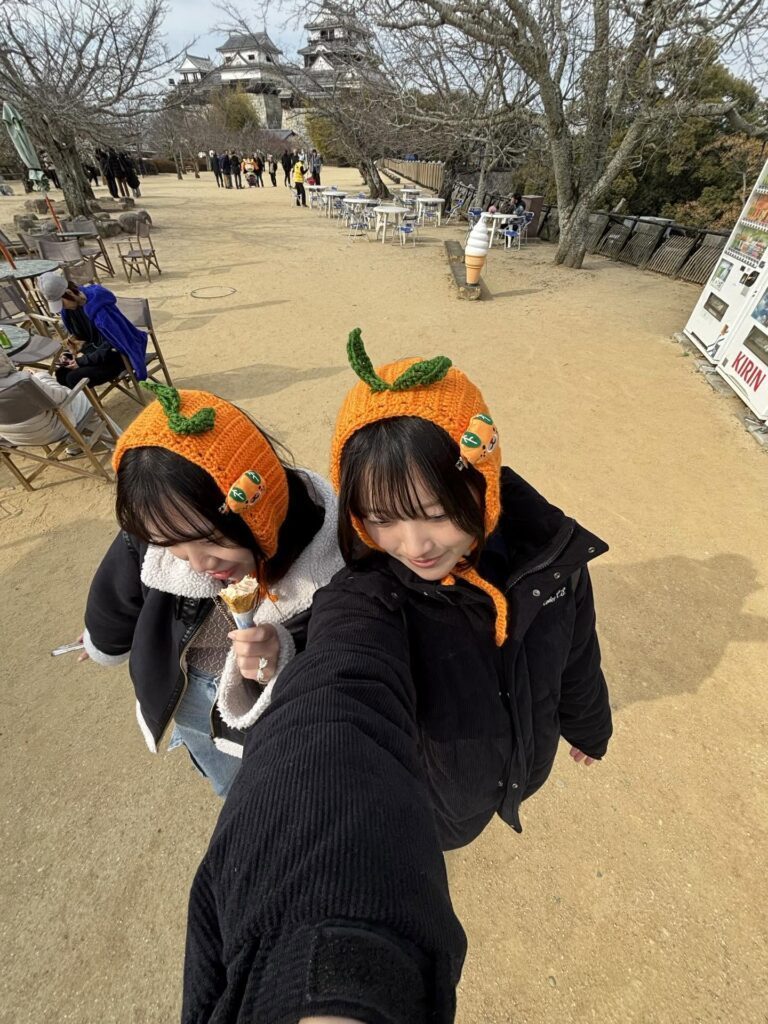 みかんイヤーマフをつけた様子②（@naoche_0さんより提供）