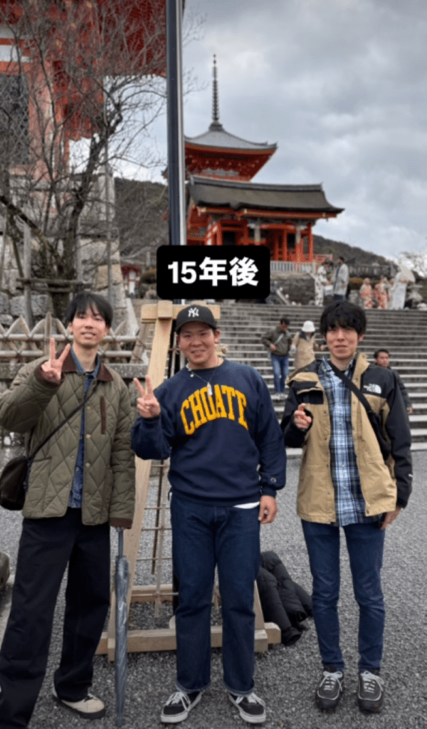 15年後の集合写真①（＠shigeo1002さんより提供）