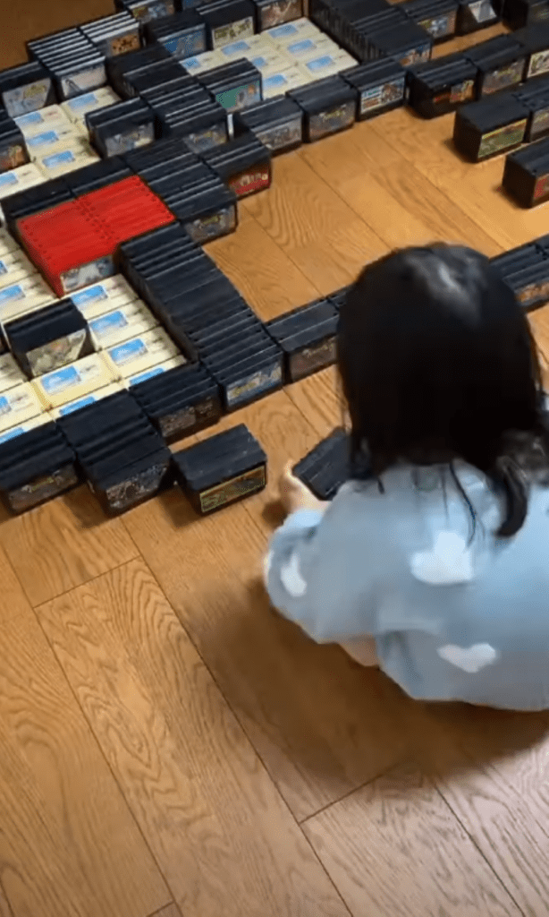 カセットを並べる娘さん②（＠famicom_artさんより提供）