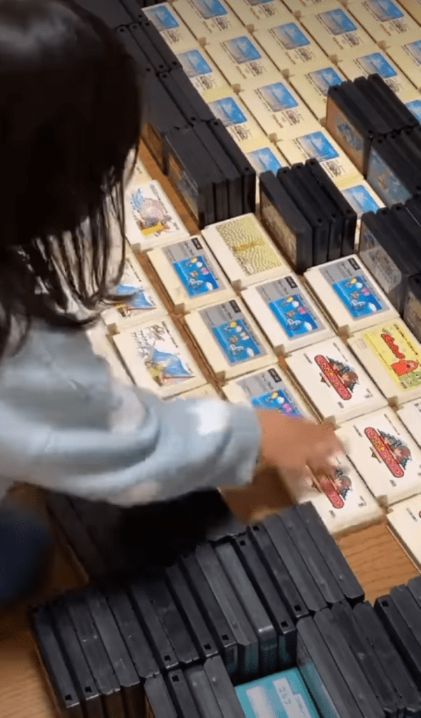 カセットを並べる娘さん③（＠famicom_artさんより提供）