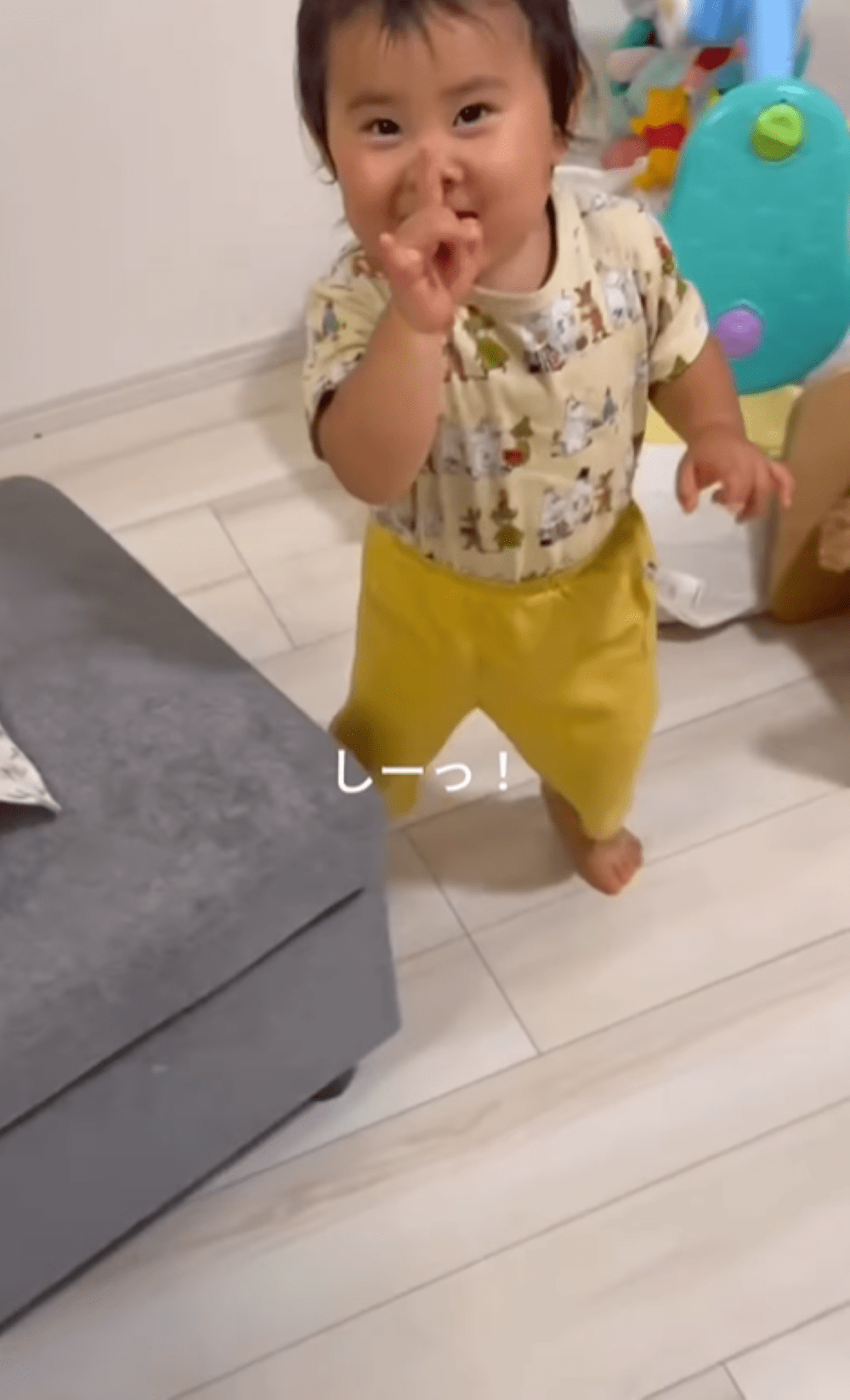 1歳娘“が”寝かしつけ　→その＜まさかの相手＞に「ぬいぐるみとかじゃなくて笑」「オチが良すぎる！爆笑」「可愛いすぎ」