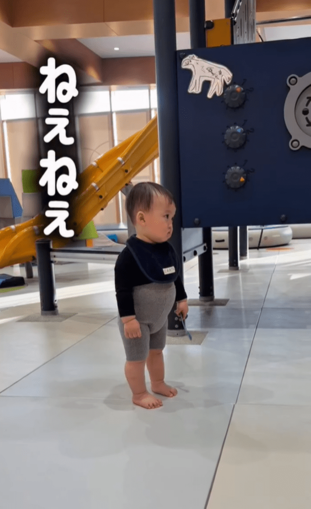 買ったばかりの服を着た息子さん①（＠tenko_ro719さんより提供）