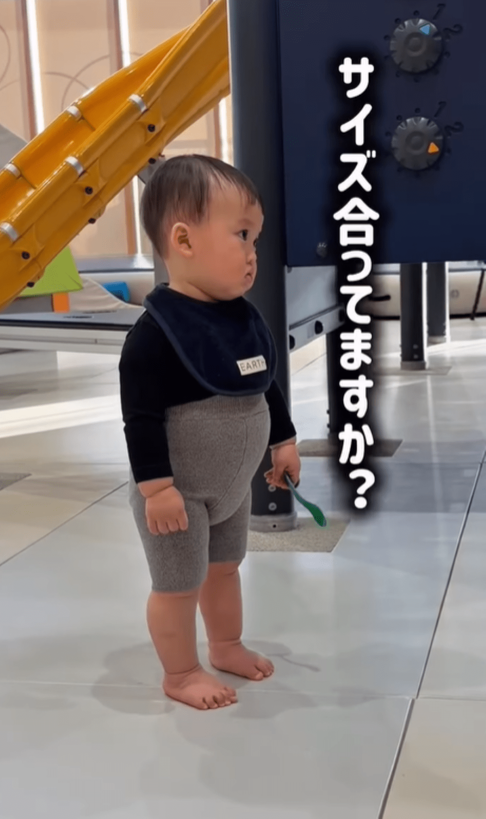 「最高すぎます」買ったばかりの服を着た1歳2ヶ月の赤ちゃん　しかしお腹をよく見ると…その姿に300万再生