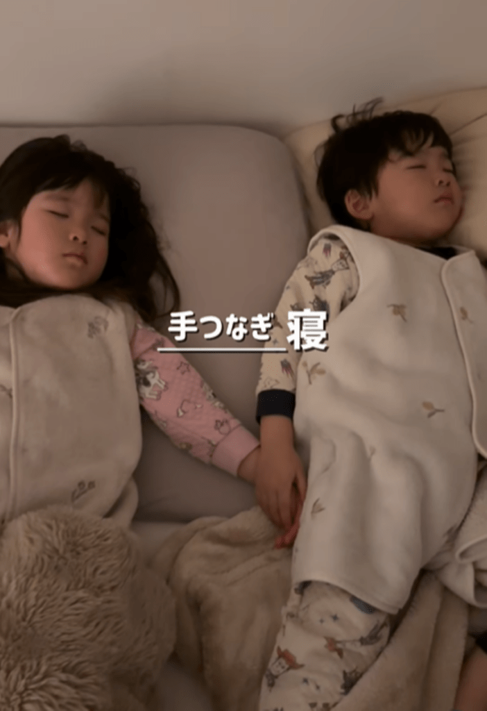 手つなぎ寝（＠_reimi.twins_さんより提供）