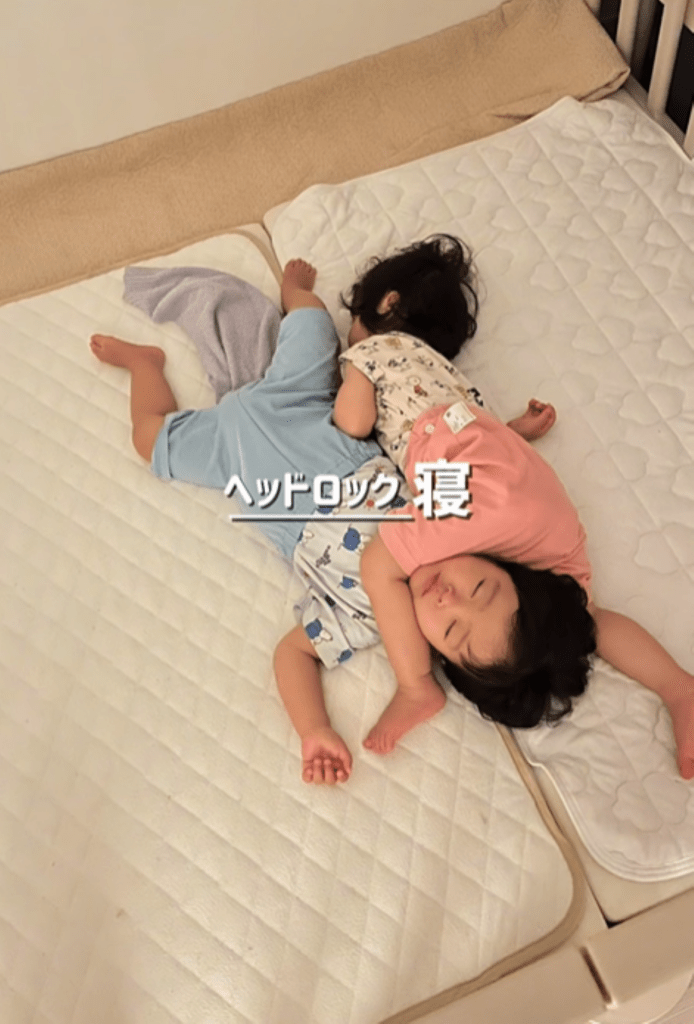 ヘッドロック寝（＠_reimi.twins_さんより提供）