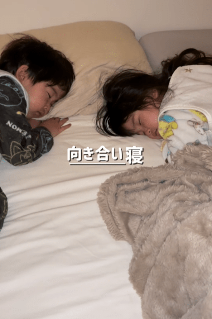 向き合い寝（＠_reimi.twins_さんより提供）