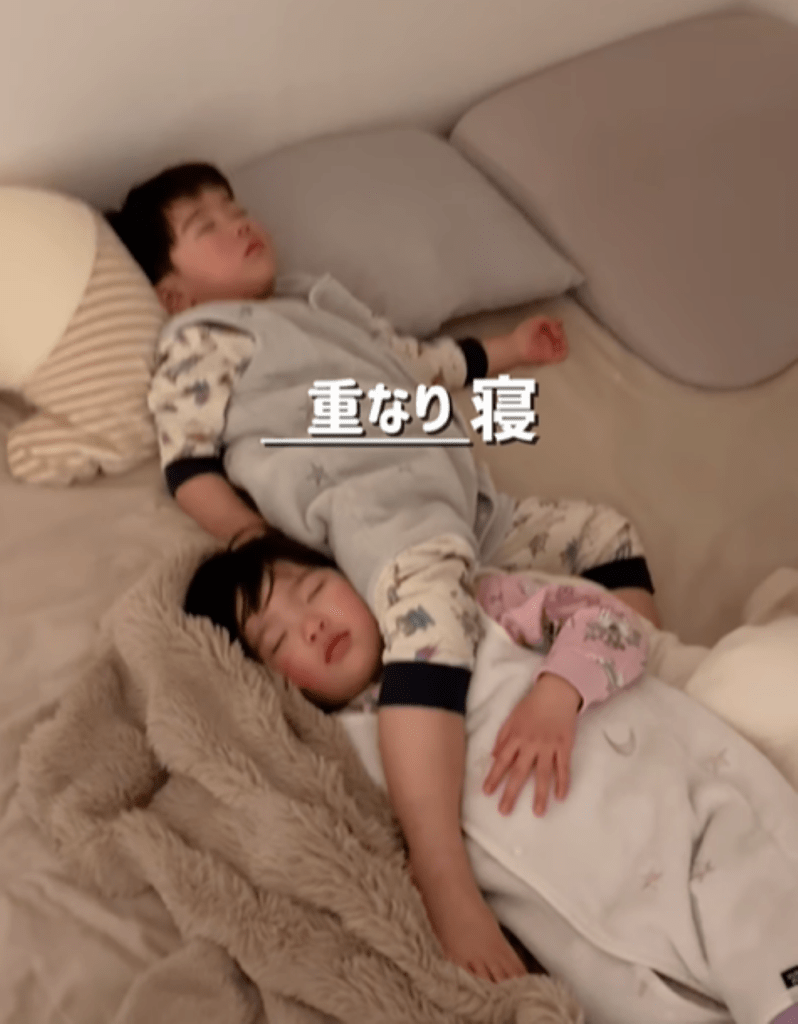 重なり寝（＠_reimi.twins_さんより提供）