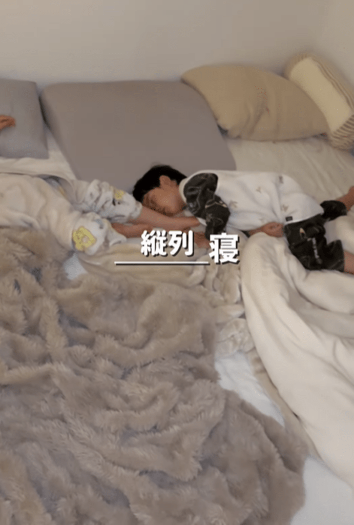 縦列寝（＠_reimi.twins_さんより提供）