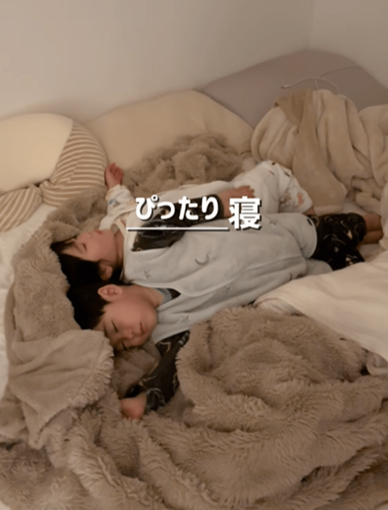 ぴったり寝（＠_reimi.twins_さんより提供）