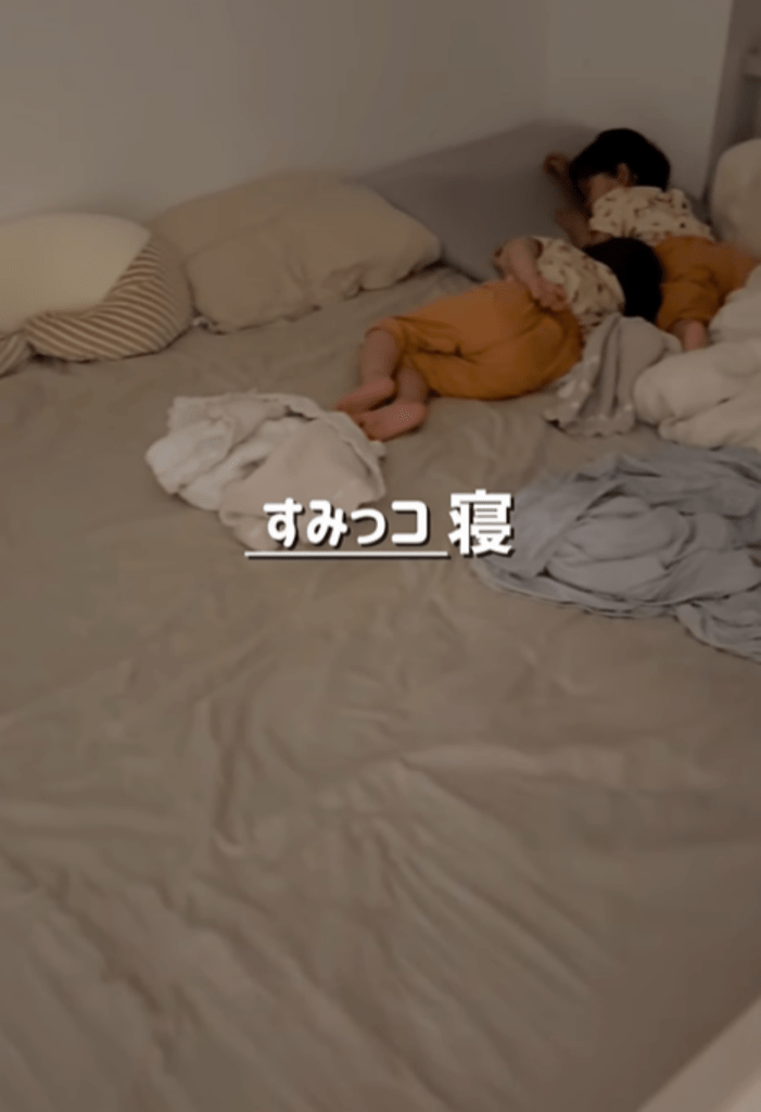 すみっコ寝（＠_reimi.twins_さんより提供）