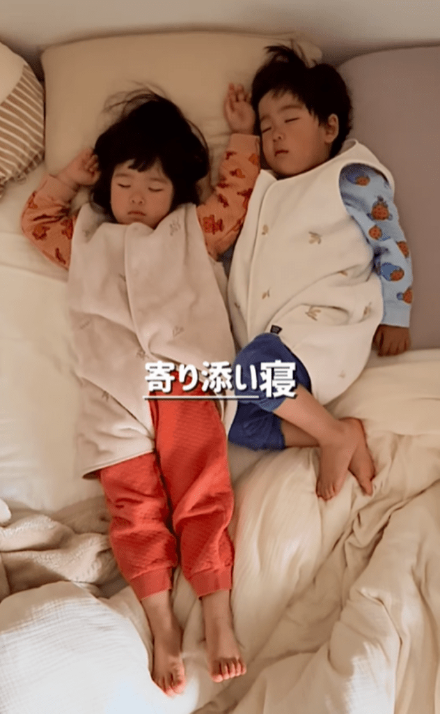 寄り添い寝（＠_reimi.twins_さんより提供）