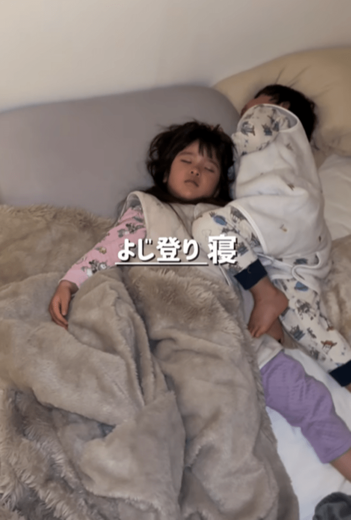 よじ登り寝（＠_reimi.twins_さんより提供）