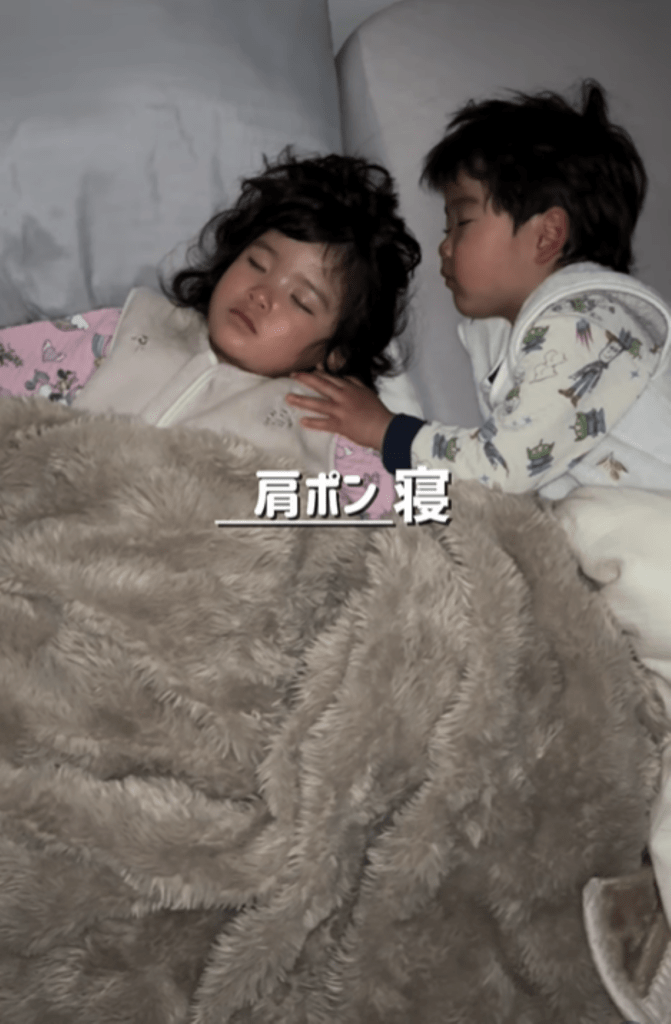 肩ポン寝（＠_reimi.twins_さんより提供）