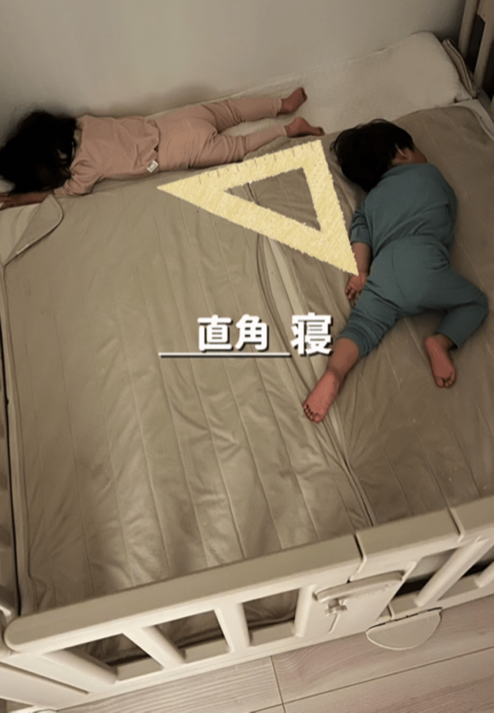 直角寝（＠_reimi.twins_さんより提供）