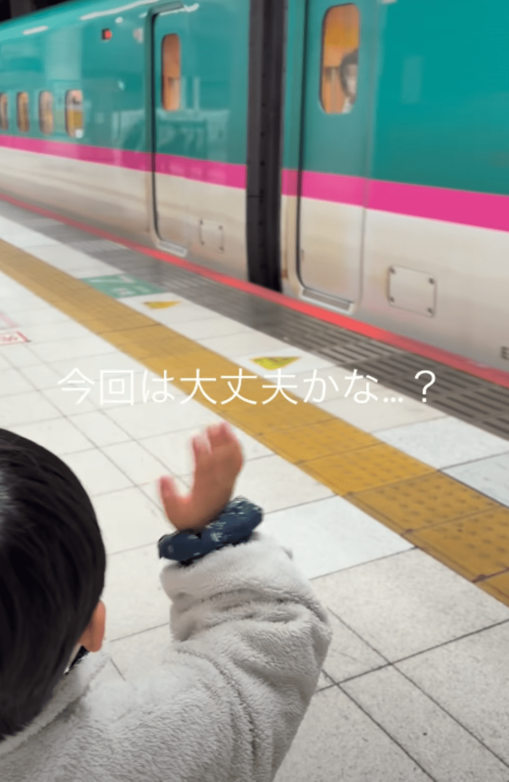 ばあばのお見送りをする3歳息子。しかし、よく見ると…！？　1年後の様子に「孫も同じでした」「めちゃくちゃ可愛い」