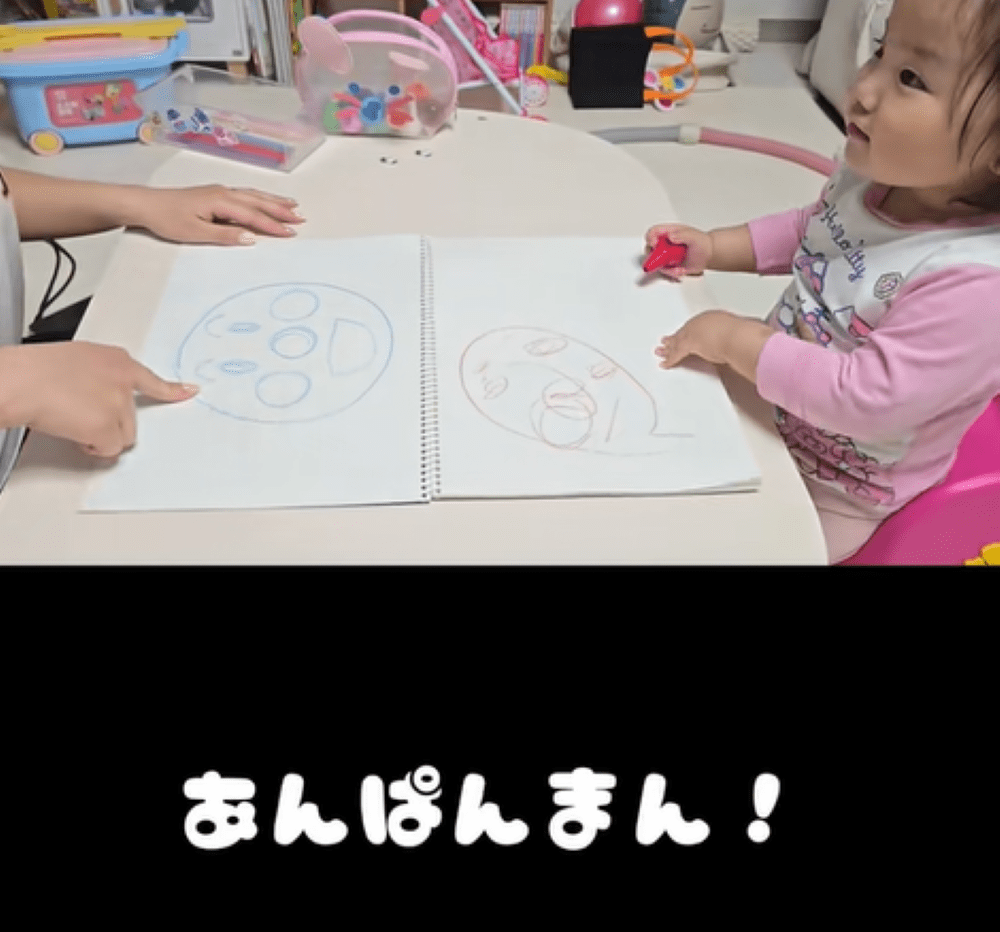 ママさんの絵を「アンパンマン」と答える娘さん（＠easyah2024さんより提供）