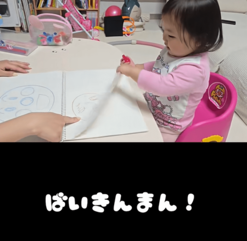 自分の絵を「バイキンマン」と答える娘さん（＠easyah2024さんより提供）