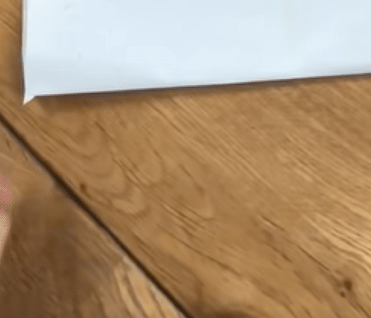 7歳娘とケンカした母。　しかしその後、ドアの隙間から渡された紙に…「ポジティブ過ぎんだろwww」「大物になるww」「このままでいてほしい笑」