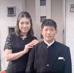 息子の入学式の日に親子で撮った写真。高校生になった現在の姿に…「美しい」「お母様若返った！？」「素晴らしい」「羨ましい」