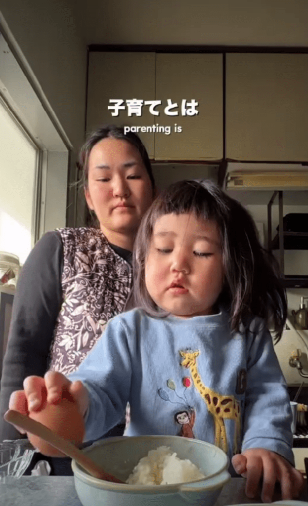 娘さんのお手伝いを見守るママさん（wendy.injapanさんより提供）