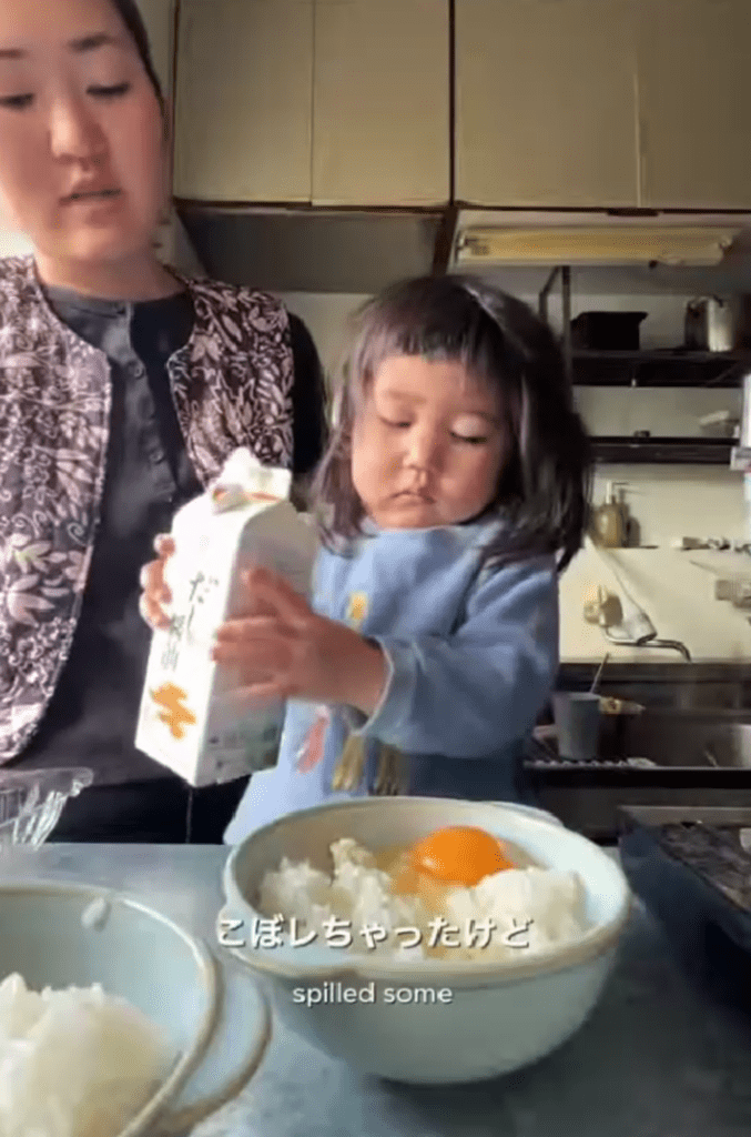 出汁醤油をそそぐ娘さん（wendy.injapanさんより提供）