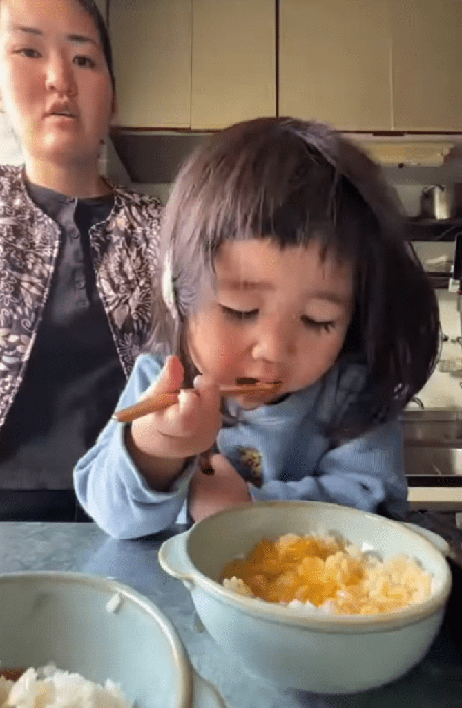 卵かけごはんを食べる娘さん（wendy.injapanさんより提供）