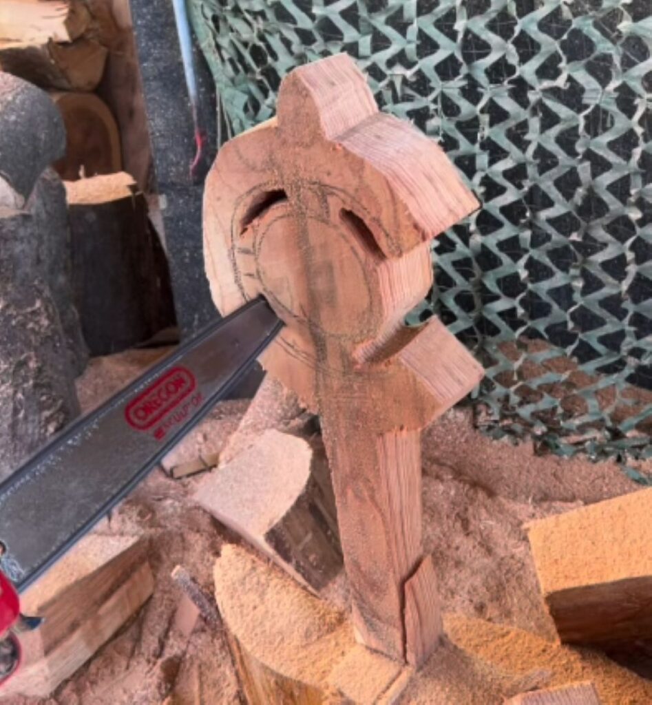 チェンソーで作った杖②（＠satoshichainsawartさんより提供）