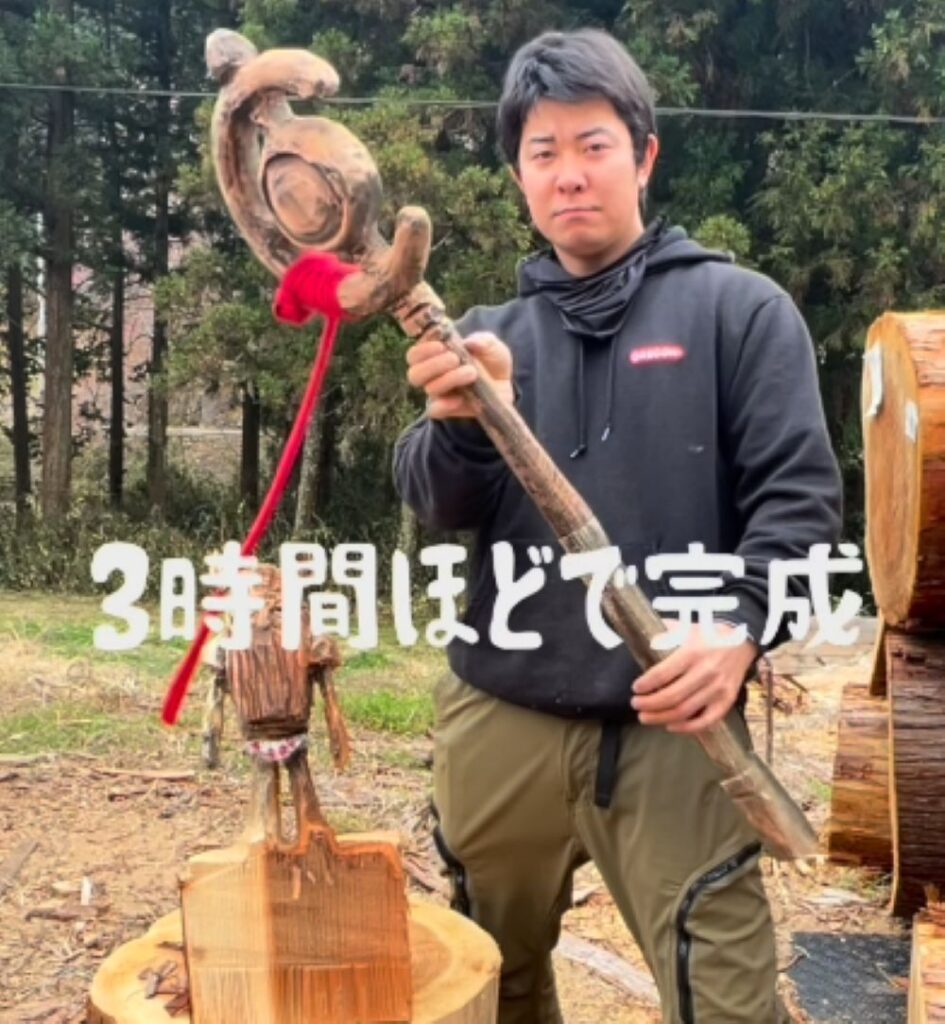 チェンソーで作った杖⑤（＠satoshichainsawartさんより提供）