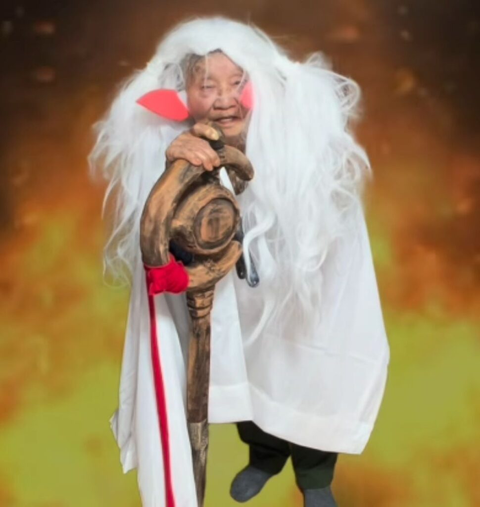 チェンソーで作った杖⑥（＠satoshichainsawartさんより提供）