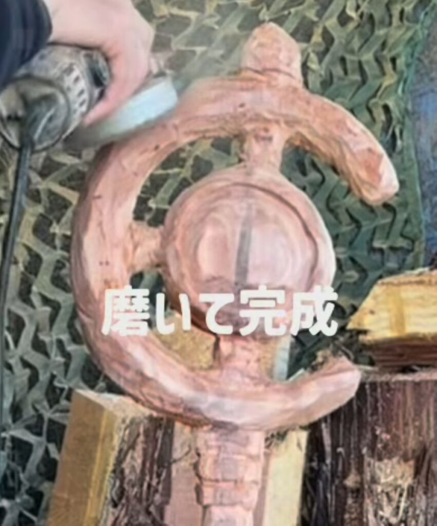 チェンソーで作った杖③（＠satoshichainsawartさんより提供）