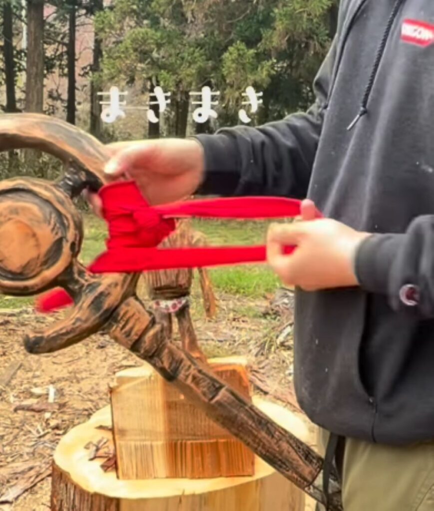 チェンソーで作った杖④（＠satoshichainsawartさんより提供）