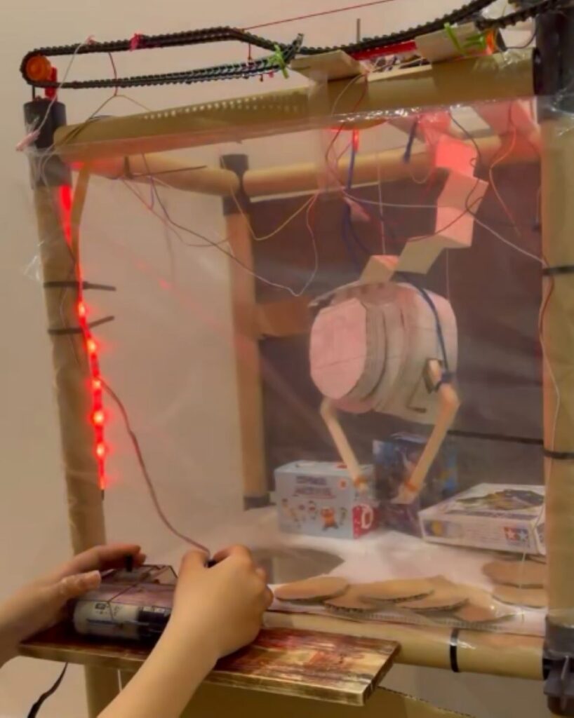 息子さんが作ったクレーンゲーム④（＠tmk._.trさんより提供）