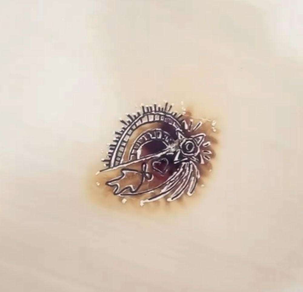 焦がしてしまったテーブル③（＠momoetty___824さんより提供）