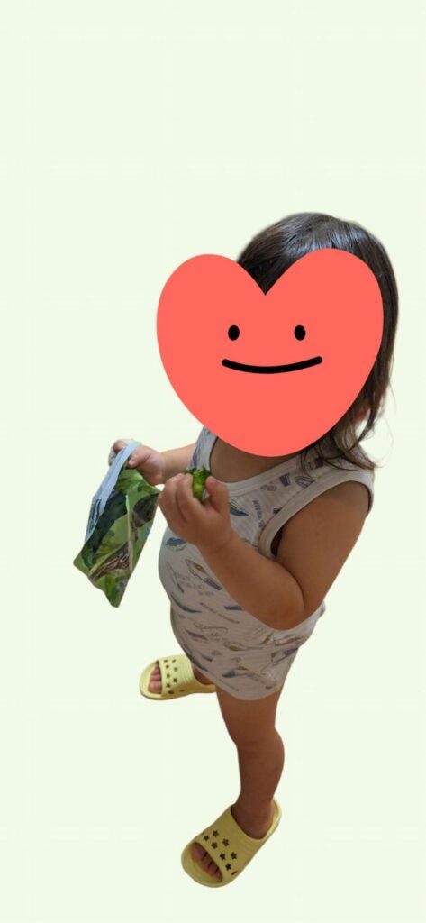 ブロッコリーを食べる様子（＠yuine3734さんより提供）