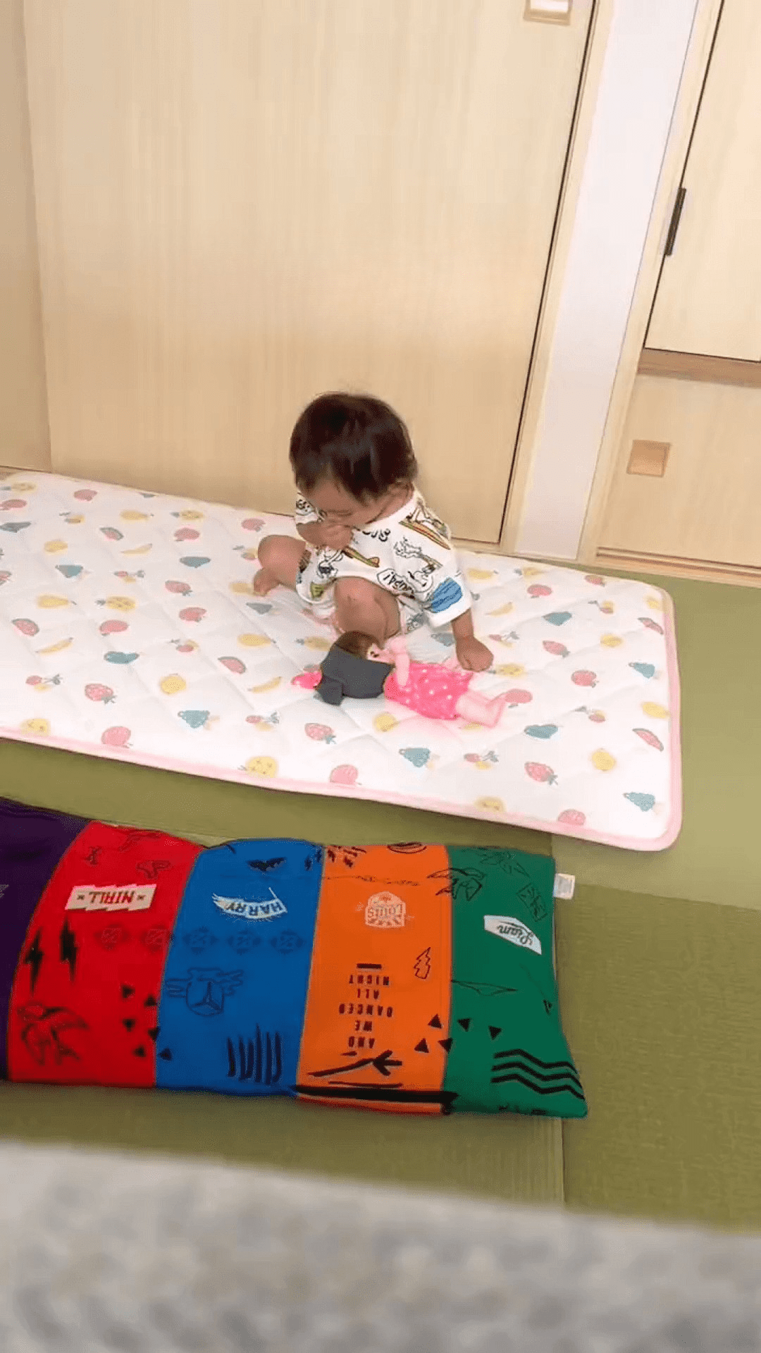 ママ「静かにしてると思ったら…」布団の上にいた1歳娘のまさかの行動に「発想が可愛すぎる」「食べ放題だね」「天使発見」